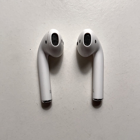 Apple AirPods (1st Generation) + Charging Case
